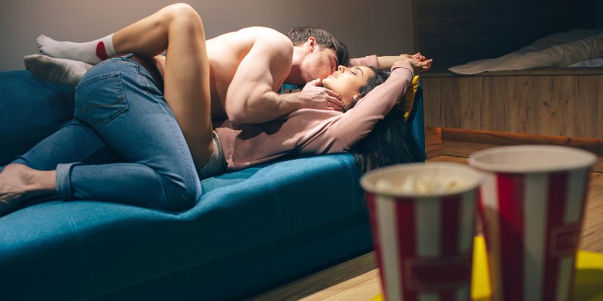 Koppel kust elkaar tijdens een avondje erotische film thuis | lovesexshop.be sex shop