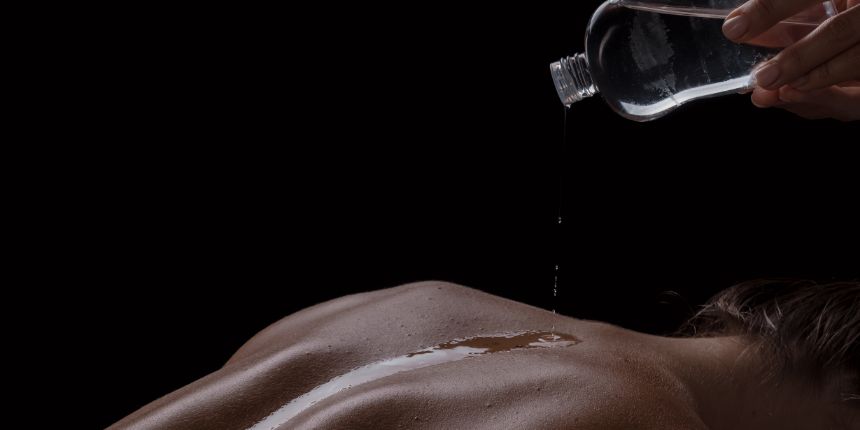 Sensuele massageolie op blote huid tijdens een intieme koppelmassage | lovesexshop.be sex shop