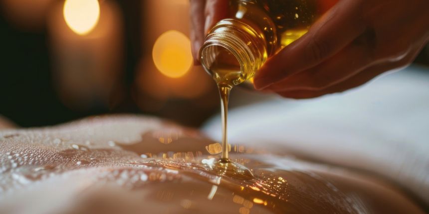 Massageolie voor erotische massage aangebracht op de huid voor een ontspannende sensuele massage | lovesexshop.be sex shop