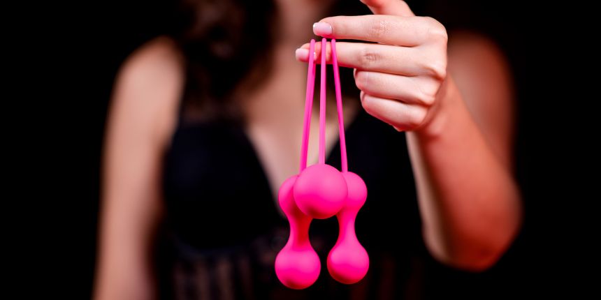 Vrouw met kegel ballen voor bekkenbodemtraining en intensere orgasmes | lovesexshop.be sex shop